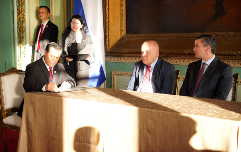 ANDE firma contrato para construir línea de 220 KV e impulsar el desarrollo en el Chaco