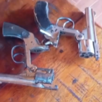 Encuentran dos armas de fuego en la mochila de un alumno en CDE