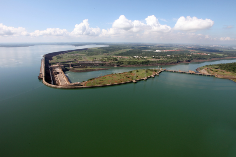 «Planta solar flotante es un desafío que puede redefinir rol de la Itaipu como generadora de energía»