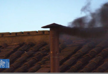 Primera fumata en el Vaticano: humo negro anuncia que aún no hay sucesor de Francisco