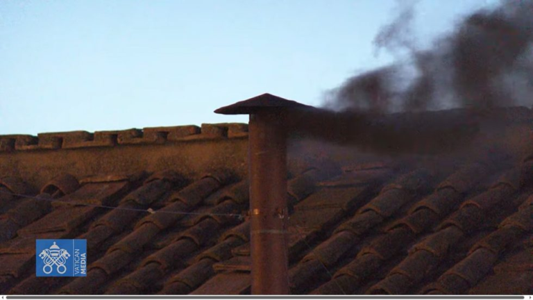 Primera fumata en el Vaticano: humo negro anuncia que aún no hay sucesor de Francisco