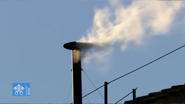 Humo blanco en el Vaticano: Habemus papam