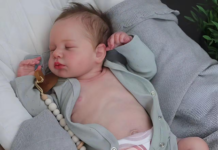 Una mujer acudió a una consulta médica con un bebé reborn