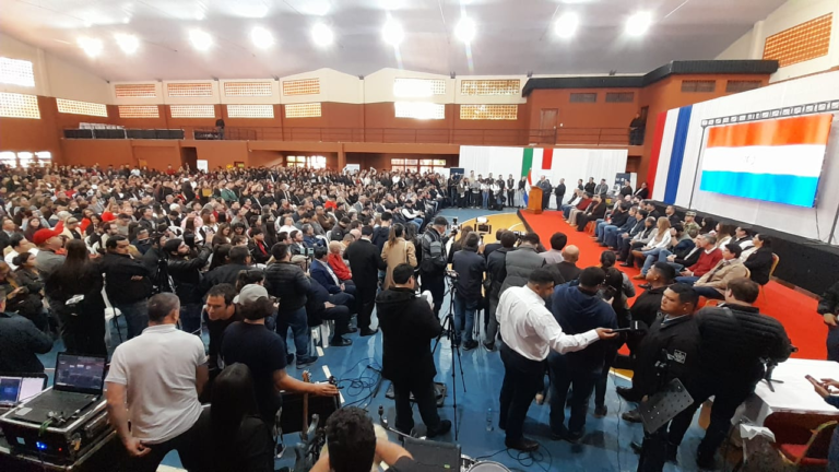 En histórico acto, Yacyretá entrega centenares de títulos de propiedad y millonarios aportes sociales en Encarnación En histórico acto, Yacyretá entrega centenares de títulos de propiedad y millonarios aportes sociales en Encarnación