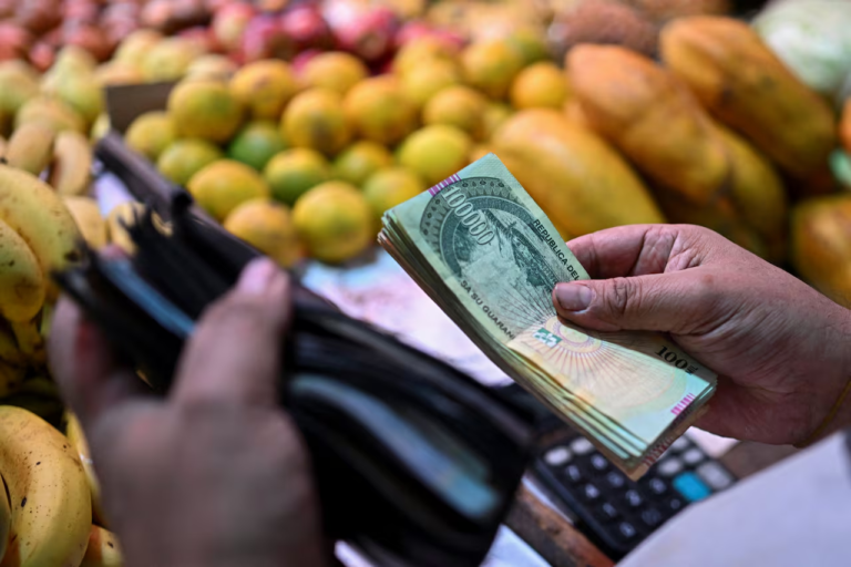 Conasam aprueba aumento del salario mínimo en 3,6 %