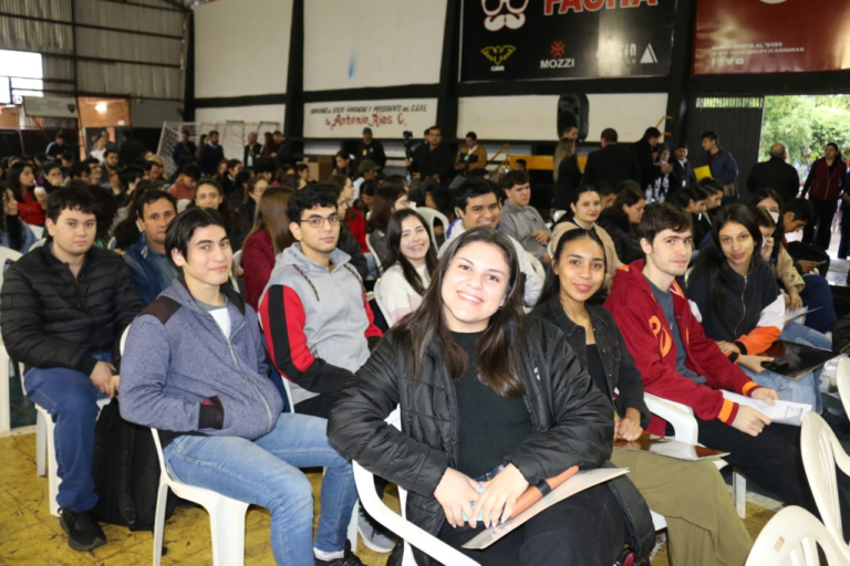 Universitarios de Itapúa recibieron el primer desembolso del Programa Becas Gobierno del Paraguay Universitarios de Itapúa recibieron el primer desembolso del Programa Becas Gobierno del Paraguay