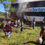 Bus de larga distancia es consumido por las llamas
