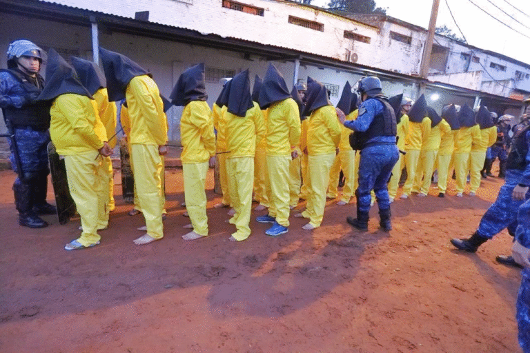 Se realiza operativo de traslado masivo de internos a penitenciaría de Minga Guazú