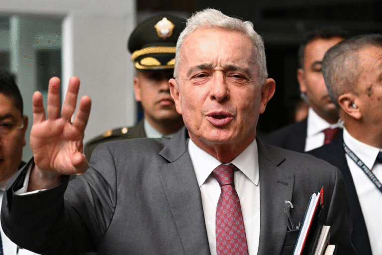 Expresidente colombiano Uribe sentenciado a 12 años de prisión