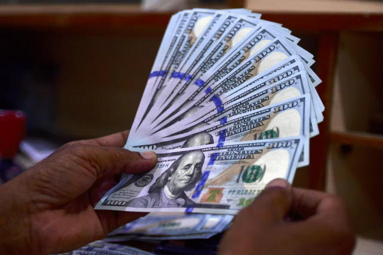 Dólar sigue a la baja: cotización va en “marcha atrás” y se ubica por debajo de G. 7.300