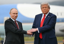 Putin y Trump abren cumbre en Alaska con un apretón de manos