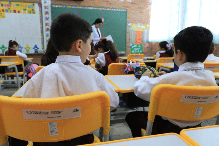 Ya se entregaron más 313.000 muebles escolares a distritos priorizados Ya se entregaron más 313.000 muebles escolares a distritos priorizados