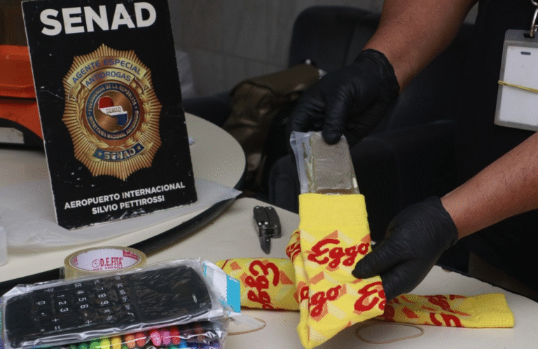 Interceptan marihuana “premium” valuadas en USD 2.000, oculta en medias de encomiendas aéreas