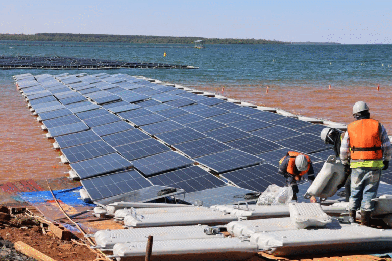 Itaipu finaliza instalación de paneles solares en su planta flotante Itaipu finaliza instalación de paneles solares en su planta flotante