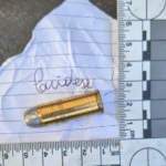 Nuevo ataque a casa de periodista: dejaron un proyectil con un mensaje