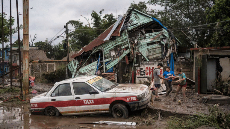 Asciende a 64 la cifra de muertos en México por inundaciones
