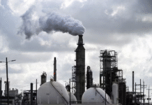 Cae el precio del petróleo tras llamada entre Trump y Putin