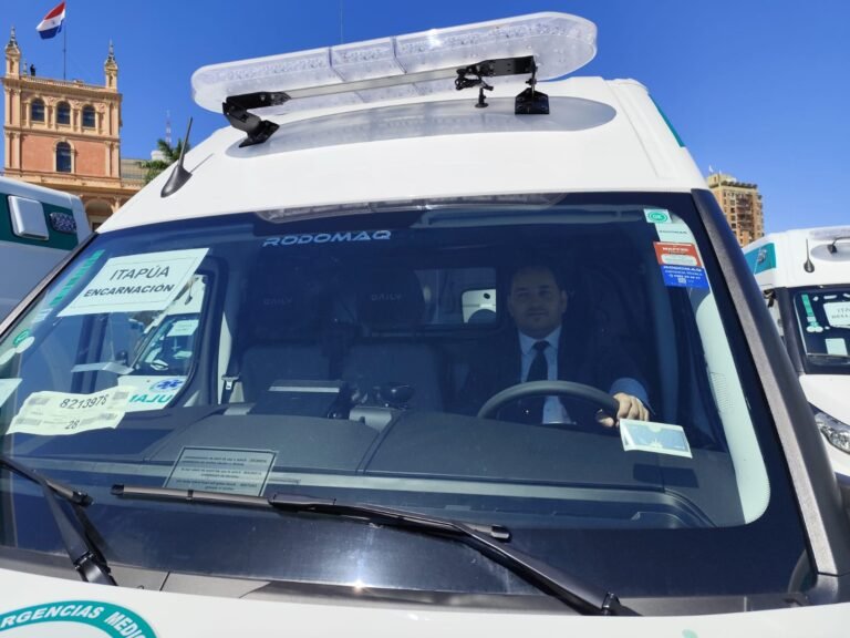 ITAPÚA RECIBE SEIS NUEVAS AMBULANCIAS PARA FORTALECER LA ATENCIÓN PREHOSPITALARIA