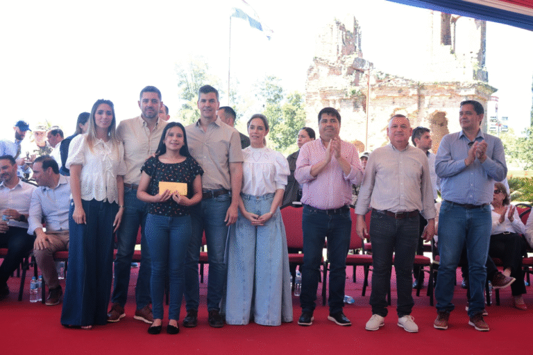 Entregan becas universitarias a centenares de estudiantes de Ñeembucú Entregan becas universitarias a centenares de estudiantes de Ñeembucú
