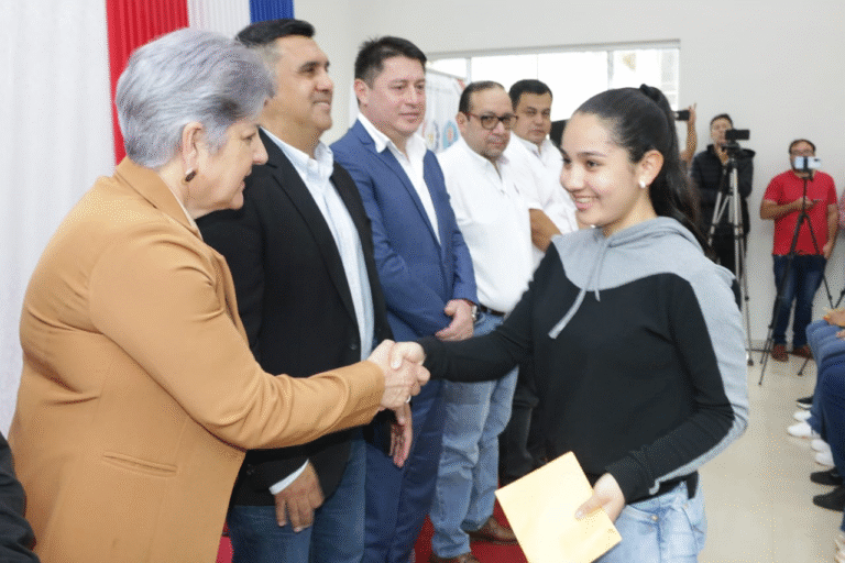 Becarios de Caazapá reciben segundo desembolso Becarios de Caazapá reciben segundo desembolso