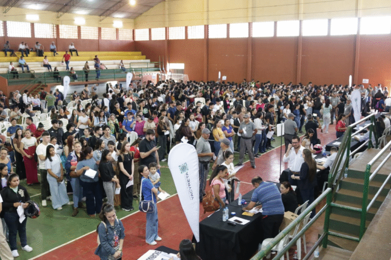 EBY cumplió pago puntual de becas a universitarios y entregó aportes a productores, en Itapúa EBY cumplió pago puntual de becas a universitarios y entregó aportes a productores, en Itapúa