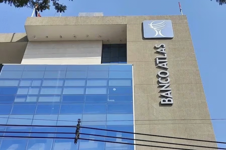 Ratifican validez de imputación por lavado de dinero contra el presidente del Banco Atlas, Miguel Zaldívar y otros