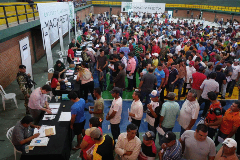 Yacyretá asiste a casi 1.400 familias de pescadores de Misiones Yacyretá asiste a casi 1.400 familias de pescadores de Misiones