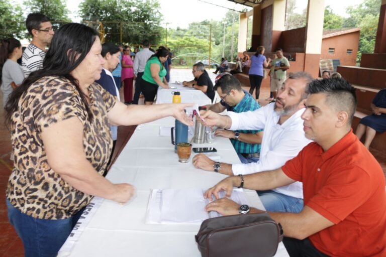 EBY anuncia entrega de bonos sociales por fin de año: 300 mil guaraníes por beneficiario EBY anuncia entrega de bonos sociales por fin de año: 300 mil guaraníes por beneficiario