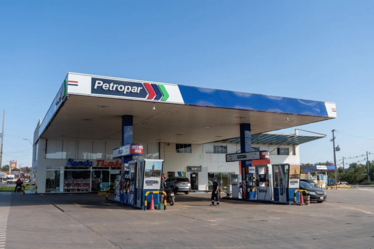 Peña anuncia reducción en el precio del combustible en Petropar
