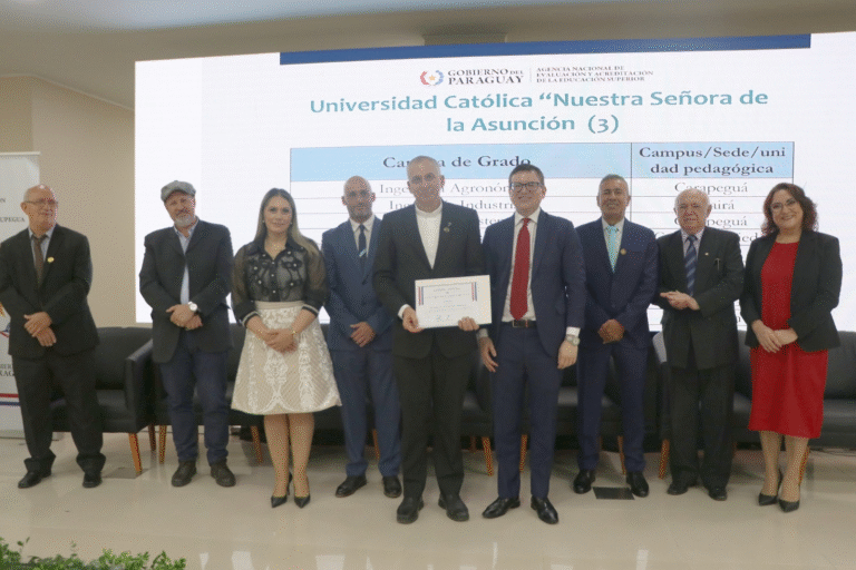 Aneaes entregó acreditaciones a un centenar de carreras de grado y posgrado