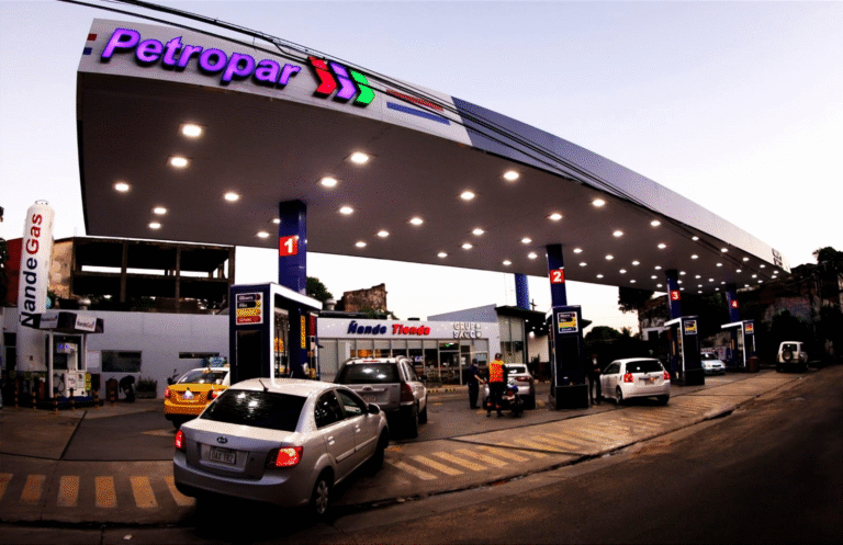 Petropar reduce 250 guaraníes en el precio de todos sus combustibles