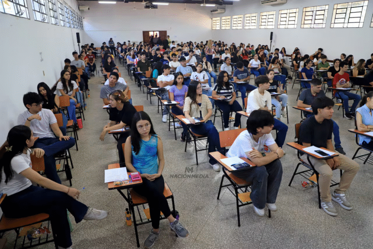 Esperanzados, más de 18.000 jóvenes rinden para acceder a becas del Gobierno