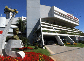 Gobierno y aerolínea definirán inicio de operaciones apuntando a vuelos a Estados Unidos