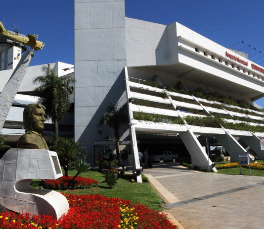 Gobierno y aerolínea definirán inicio de operaciones apuntando a vuelos a Estados Unidos