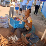 UPD diferente en San Pedro: alumnos ayudan a una humilde vendedora de mandioca