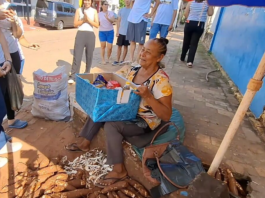 UPD diferente en San Pedro: alumnos ayudan a una humilde vendedora de mandioca