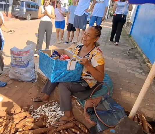 UPD diferente en San Pedro: alumnos ayudan a una humilde vendedora de mandioca