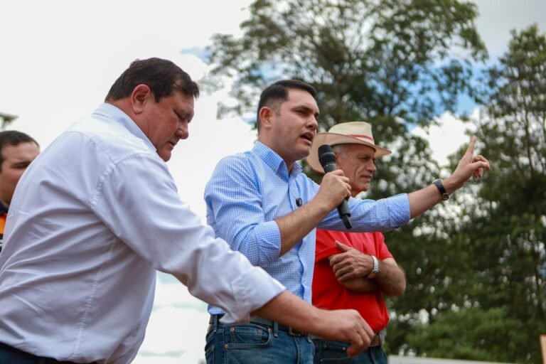 Senador David Rivas acompaña pedido de comunidades del nordeste de Itapúa para mejora vial. Senador David Rivas acompaña pedido de comunidades del nordeste de Itapúa para mejora vial.