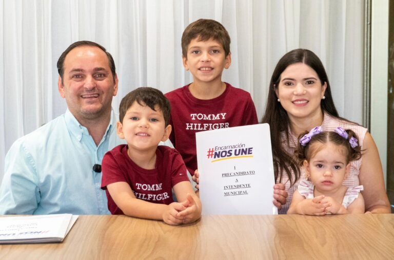 CHEBA REMESOWSKI FIRMÓ LA INSCRIPCIÓN DE SU PRECANDIDATURA POR EL MOVIMIENTO ENCARNACIÓN NOS UNE, ACOMPAÑADO DE SU FAMILIA