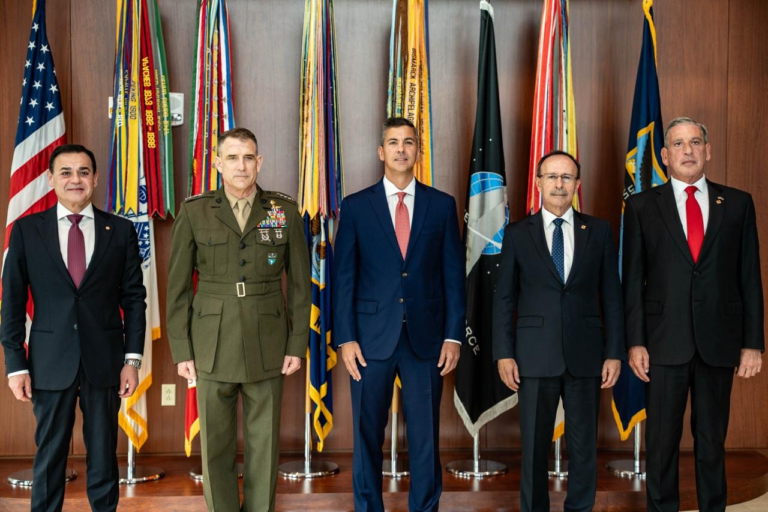 Presidente abordó seguridad hemisférica y cooperación con comandante del Comando Sur de EE.UU.