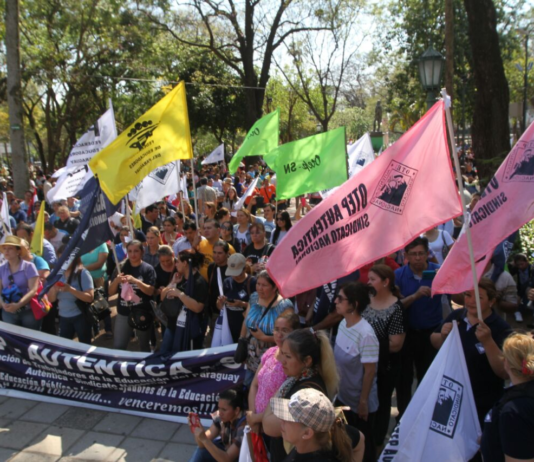 Docentes anuncian suspensión total de clases este martes