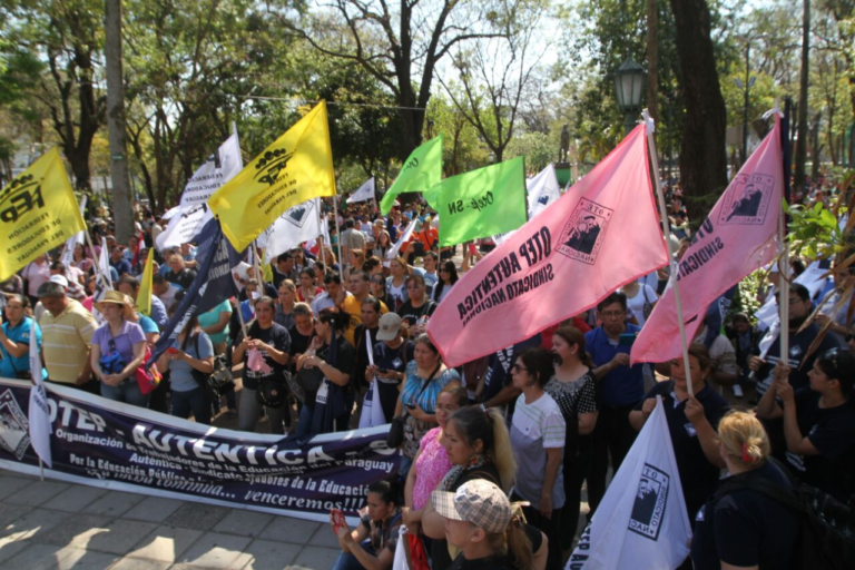 Docentes anuncian suspensión total de clases este martes
