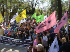 Docentes anuncian suspensión total de clases este martes