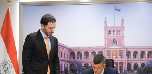 Santiago Peña promulgó la ley de reforma de la Caja Fiscal