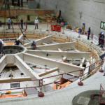 Yacyretá realiza compleja maniobra para el desmontaje de la cruceta superior de la Unidad 01