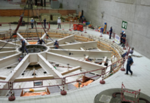 Yacyretá realiza compleja maniobra para el desmontaje de la cruceta superior de la Unidad 01