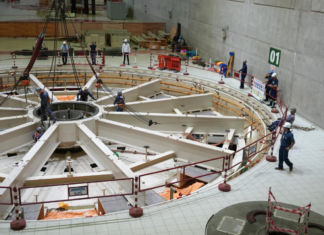 Yacyretá realiza compleja maniobra para el desmontaje de la cruceta superior de la Unidad 01