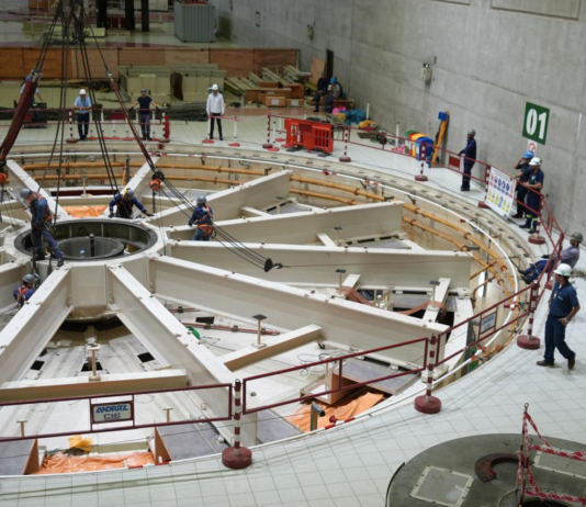 Yacyretá realiza compleja maniobra para el desmontaje de la cruceta superior de la Unidad 01