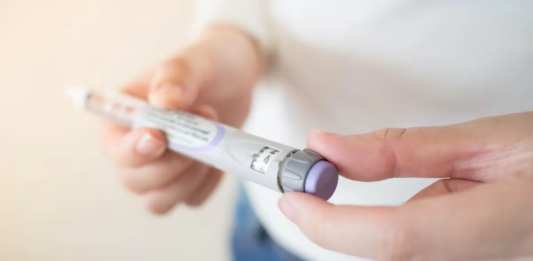 En CDE allanaron tres locales de producción ilegal de tirzapatida e incautaron varios insumos