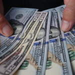 Dólar sigue en descenso y cotiza a su menor nivel en más de 5 años
